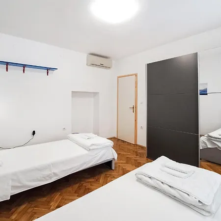 Apartamento Beach Front Apartment In Pula With Wifi *